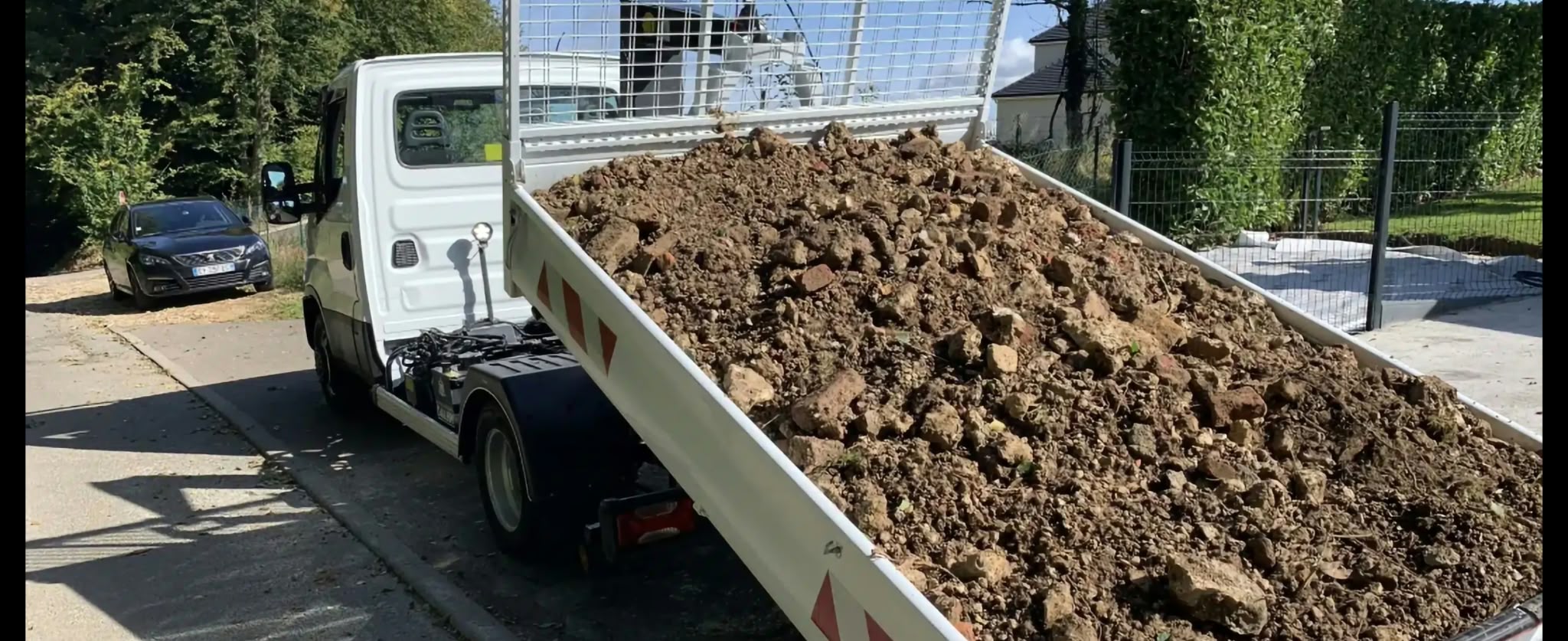 Camion et benne sur un chantier