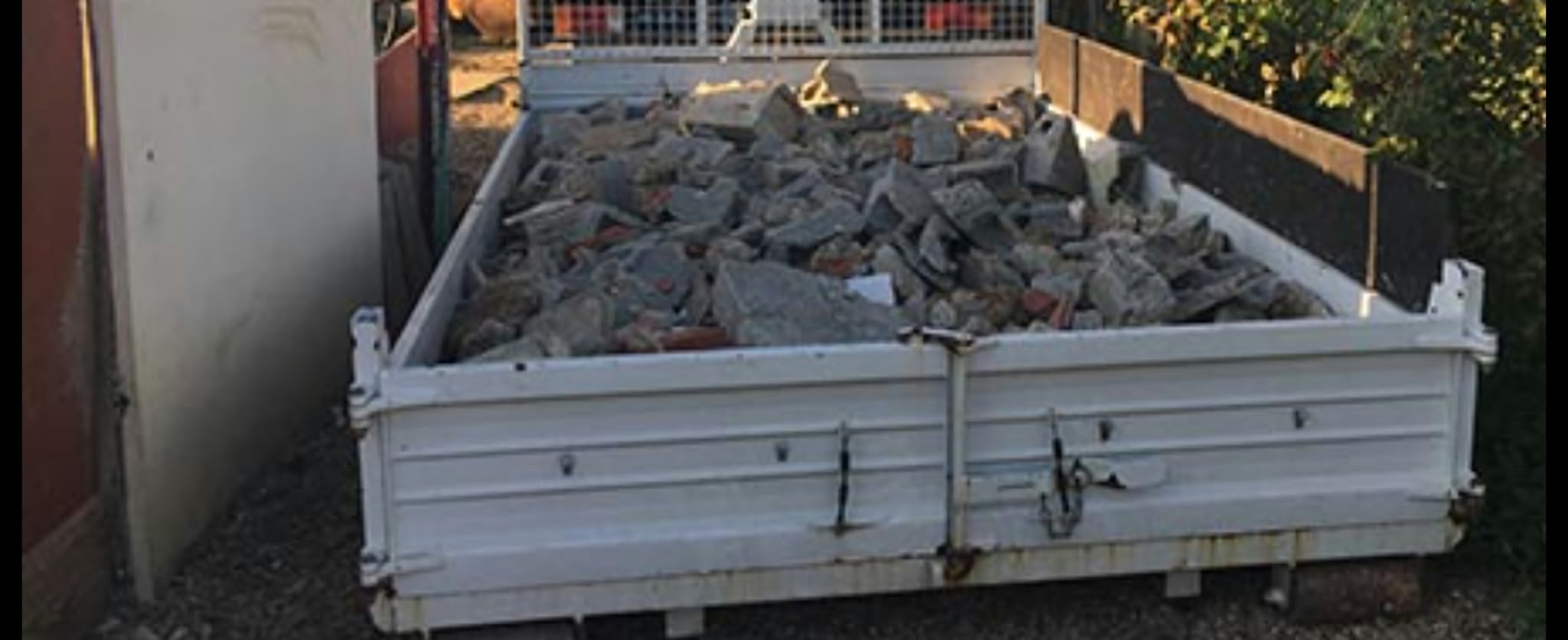 Benne chargée de gravats sur un chantier